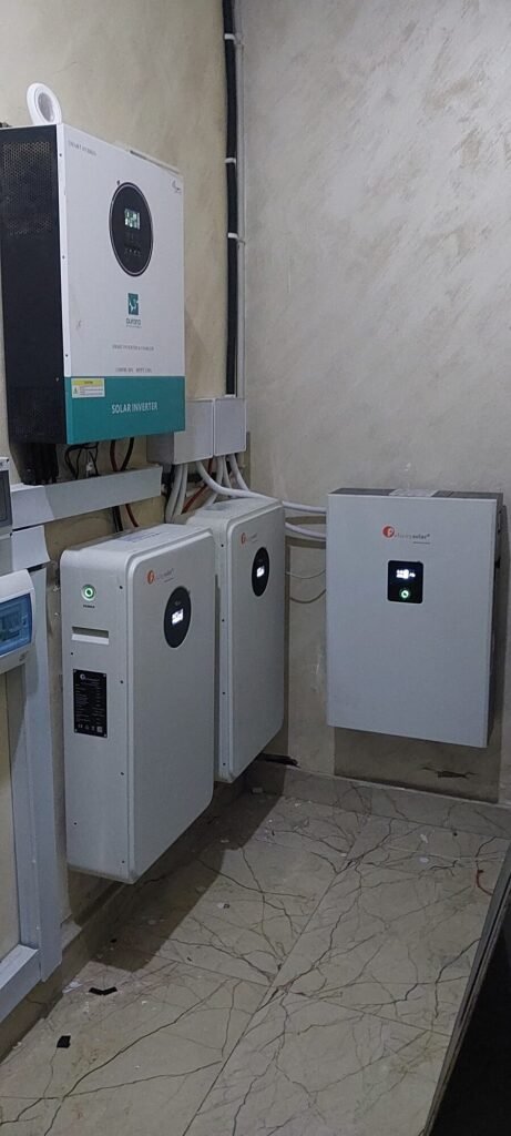 Inverter feeding several paralleled battery units in a domestic plant space